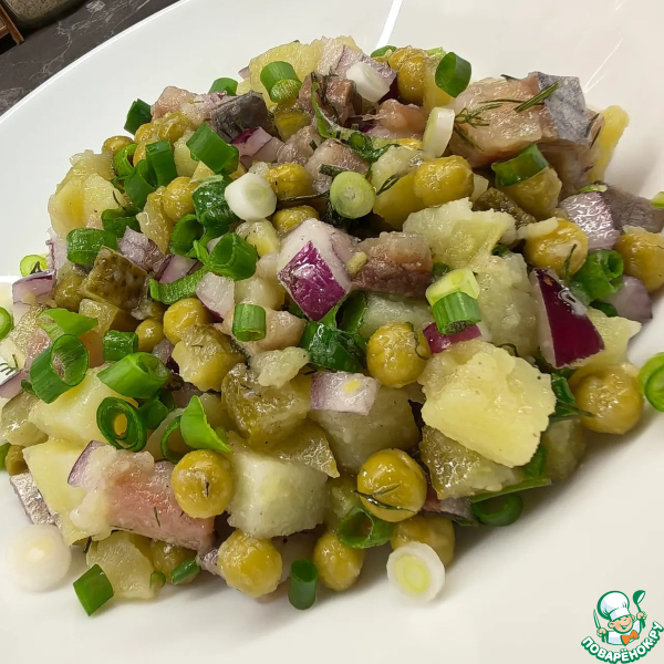 Салат с горошком, картофелем и сельдью