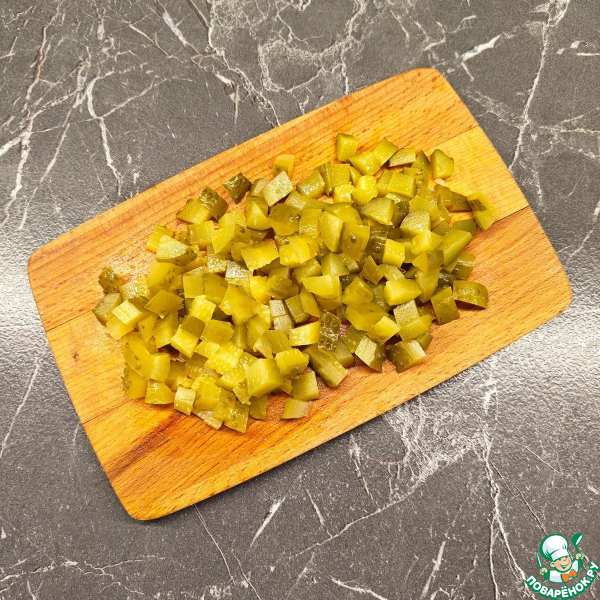 Салат с горошком, картофелем и сельдью