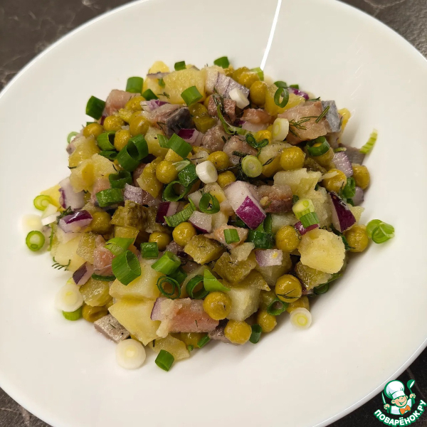 Салат с горошком, картофелем и сельдью