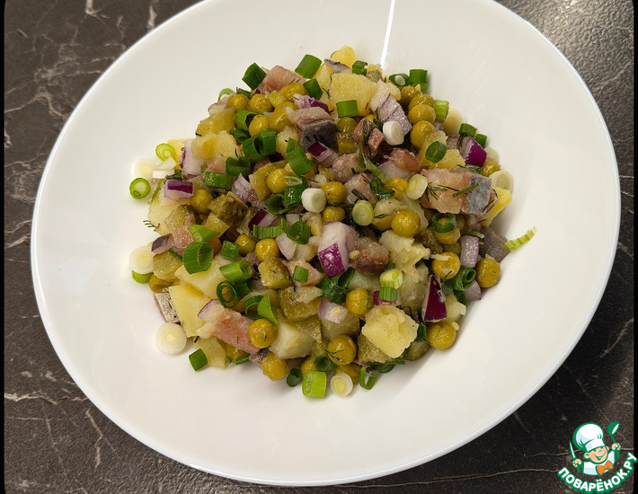 Рецепт: Салат с горошком, картофелем и сельдью