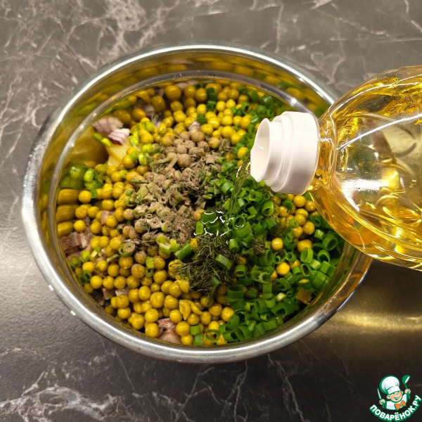 Салат с горошком, картофелем и сельдью