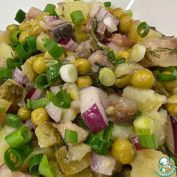 Салат с горошком, картофелем и сельдью