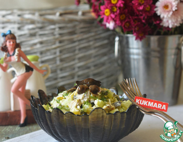 Рецепт: Салат с маринованными опятами и курицей