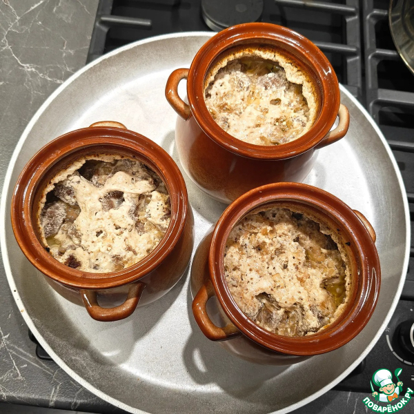 Сливочная говядина с грибами в горшочках