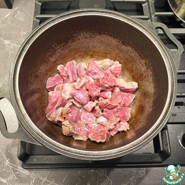 Сливочная говядина с грибами в горшочках