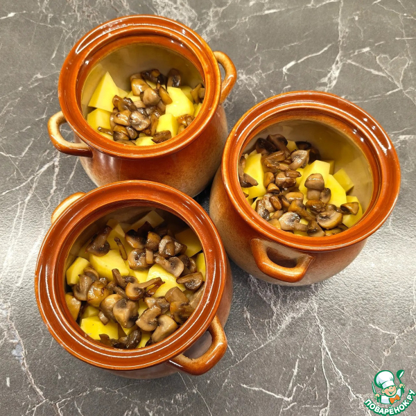 Сливочная говядина с грибами в горшочках