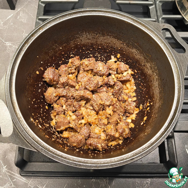 Сливочная говядина с грибами в горшочках