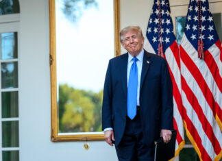 Советника Трампа заподозрили в продаже доступа к президенту США и присвоении миллионов долларов