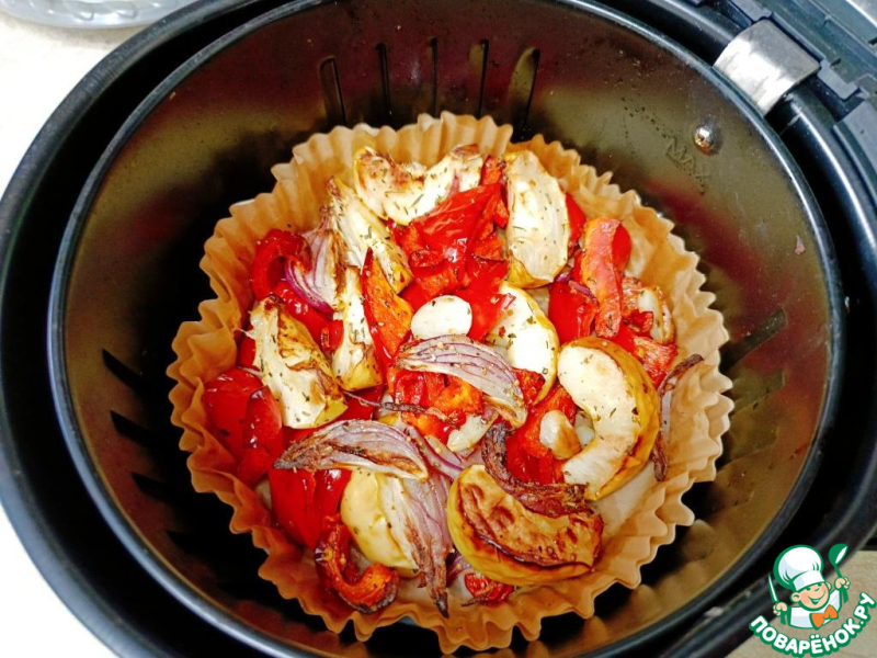Теплый салат из перца с яблоком