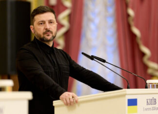 Зеленский заявил, что Украина не проигрывает войну