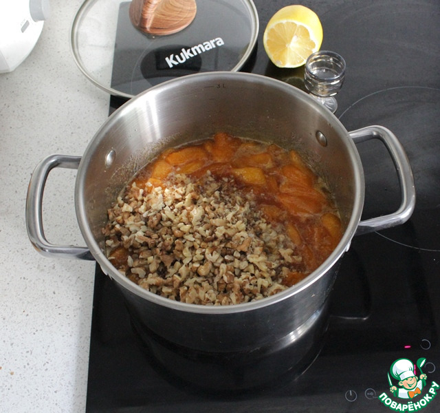 Абрикосовое варенье с орехами
