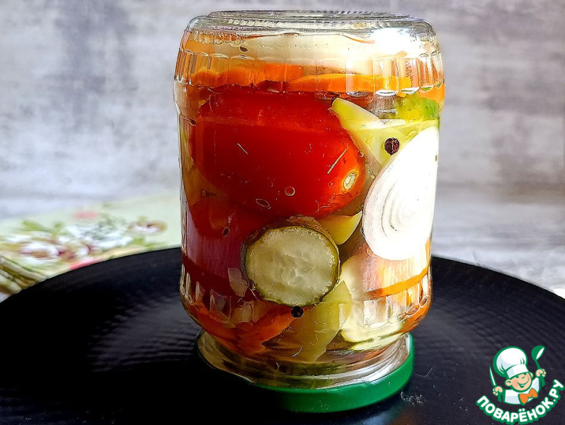 Ассорти из маринованных овощей