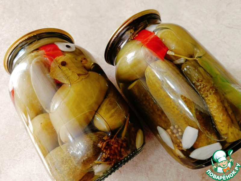 Ассорти из зеленых помидоров и огурцов