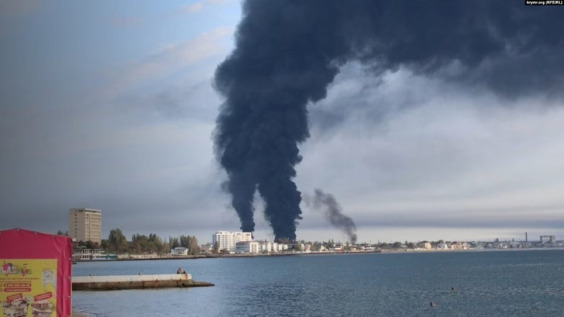 Беспилотники атаковали нефтебазу в Феодосии. В городе введен режим техногенной чрезвычайной ситуации | ФОТО | ВИДЕО