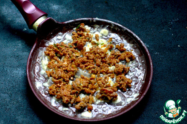Безглютеновая лепешка с мясом и сыром