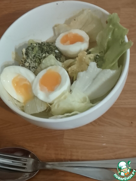 Брокколи в соусе коронэйшн с яйцами