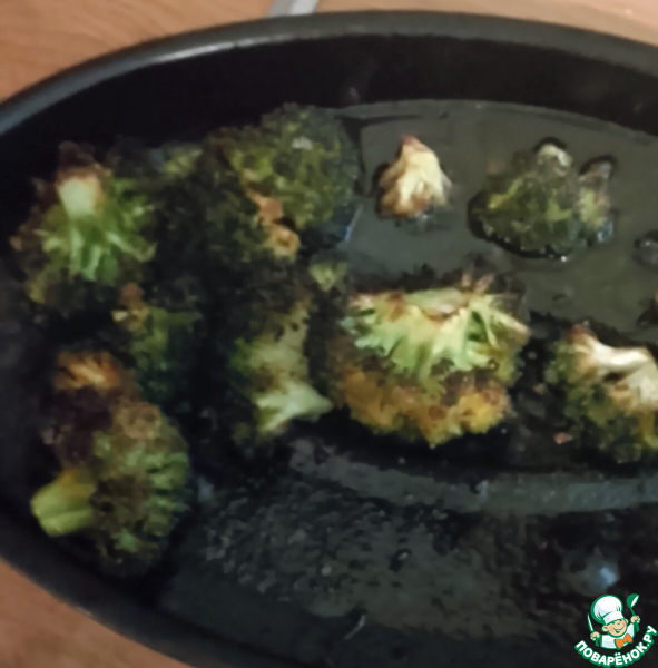 Брокколи в соусе коронэйшн с яйцами