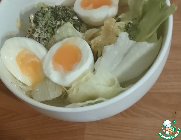 Брокколи в соусе коронэйшн с яйцами