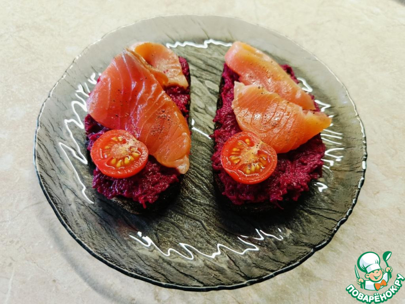 Бутерброд с форелью и яйцом