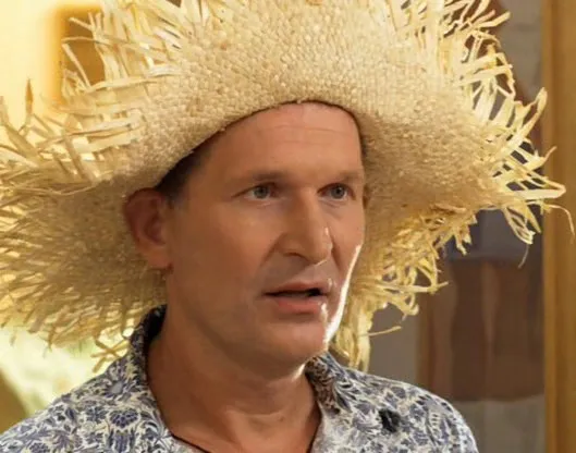 Были народными любимцами: какие актеры популярного сериала "Сваты" оказались предателями