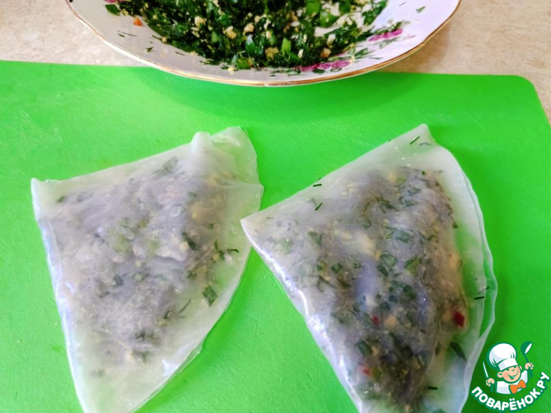 Чебуреки из рисовой бумаги с зеленью