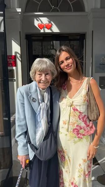 Ей 95 лет, и она выглядит великолепно: мама Пирса Броснана затмила сына на семейном фото