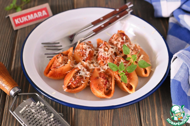 Фаршированные макароны-ракушки в соусе