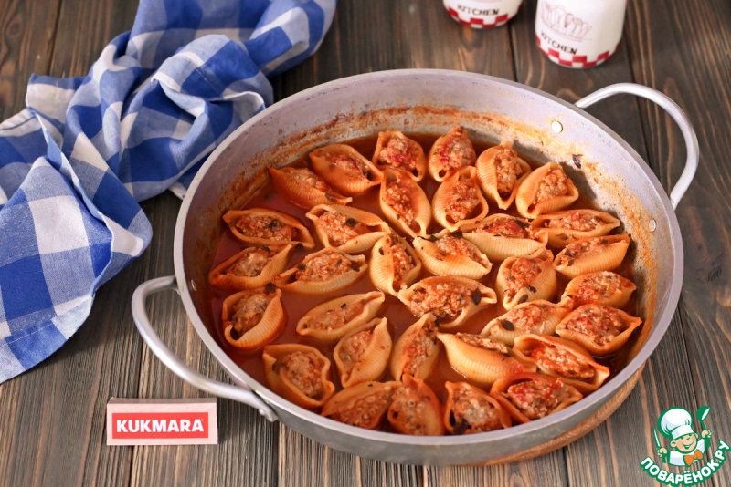 Фаршированные макароны-ракушки в соусе