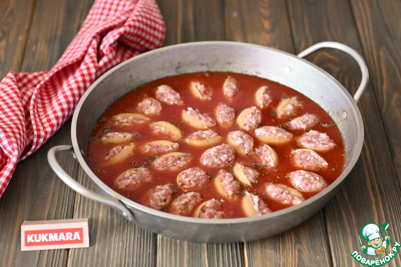 Фаршированные макароны-ракушки в соусе