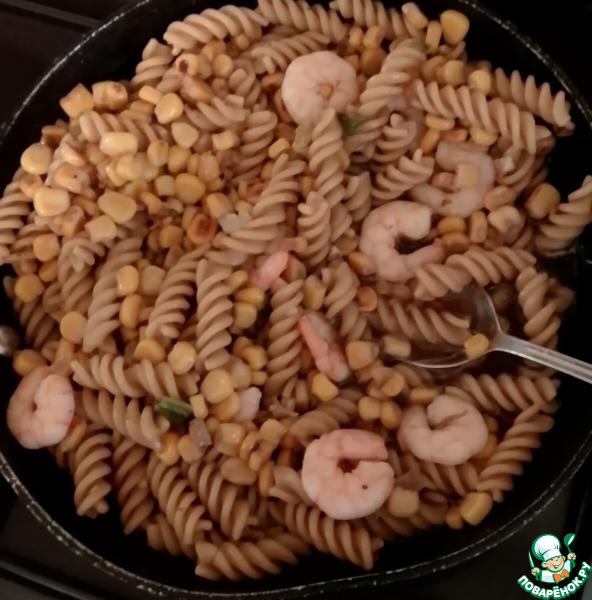 Фузилли с обжаренной кукурузой и креветками