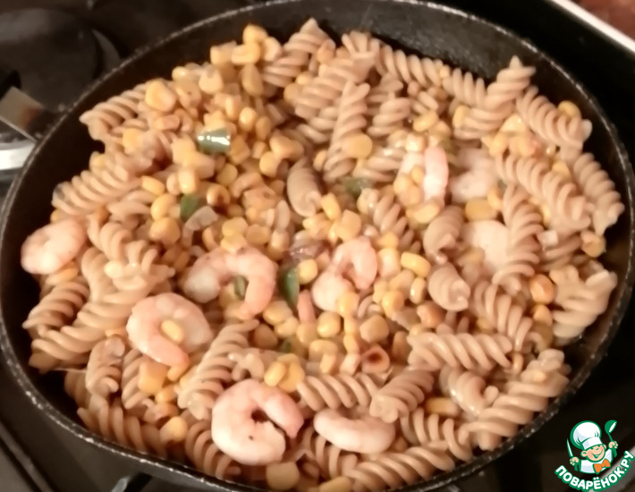 Фузилли с обжаренной кукурузой и креветками