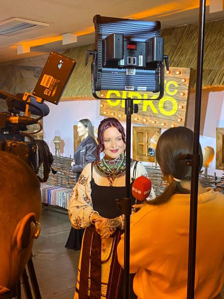 Гадание на картах, песни и импровизация на сцене: как прошла премьера мюзикла "Жил пес Сирко"