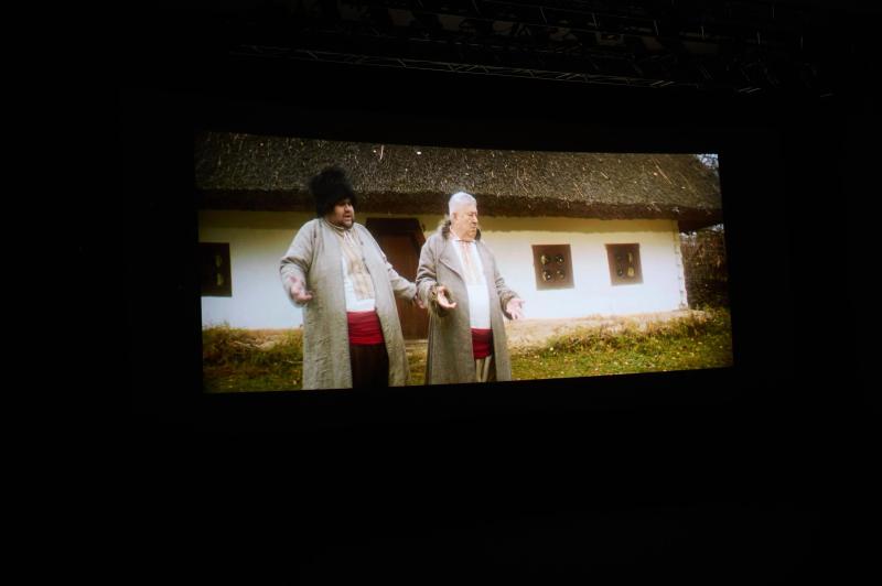 Гадание на картах, песни и импровизация на сцене: как прошла премьера мюзикла "Жил пес Сирко"