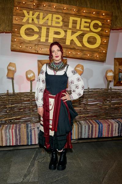 Гадание на картах, песни и импровизация на сцене: как прошла премьера мюзикла "Жил пес Сирко"