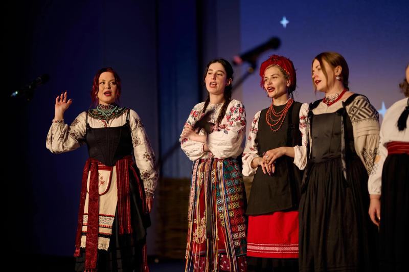 Гадание на картах, песни и импровизация на сцене: как прошла премьера мюзикла "Жил пес Сирко"