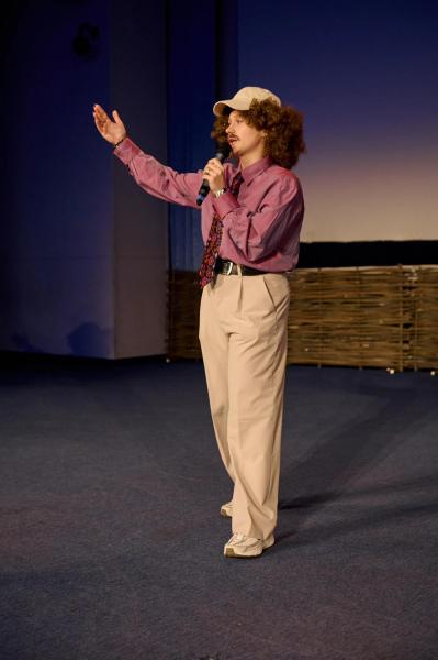 Гадание на картах, песни и импровизация на сцене: как прошла премьера мюзикла "Жил пес Сирко"