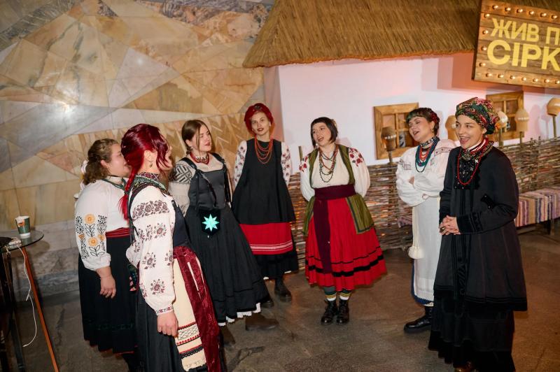 Гадание на картах, песни и импровизация на сцене: как прошла премьера мюзикла "Жил пес Сирко"