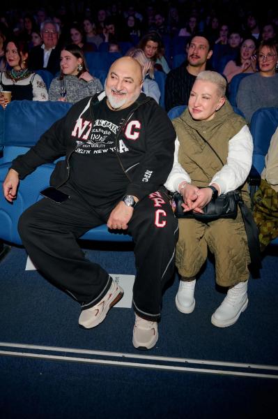 Гадание на картах, песни и импровизация на сцене: как прошла премьера мюзикла "Жил пес Сирко"