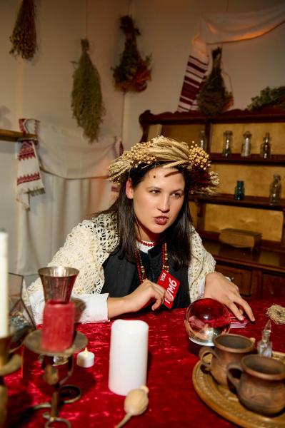 Гадание на картах, песни и импровизация на сцене: как прошла премьера мюзикла "Жил пес Сирко"