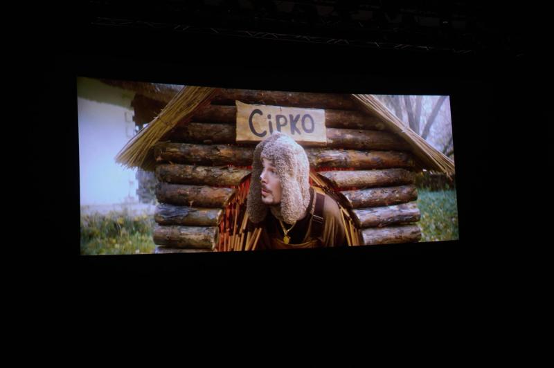 Гадание на картах, песни и импровизация на сцене: как прошла премьера мюзикла "Жил пес Сирко"