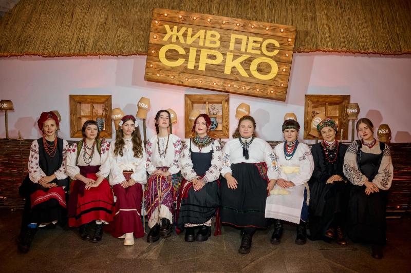 Гадание на картах, песни и импровизация на сцене: как прошла премьера мюзикла "Жил пес Сирко"