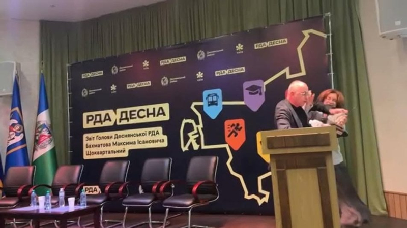 Глава Деснянской РГА со словами «я представитель президента!» набросился на заместительницу Кличко | ВИДЕО