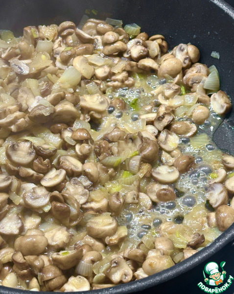 Голяшка говяжья томлёная с грибами в сливках