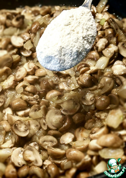 Голяшка говяжья томлёная с грибами в сливках