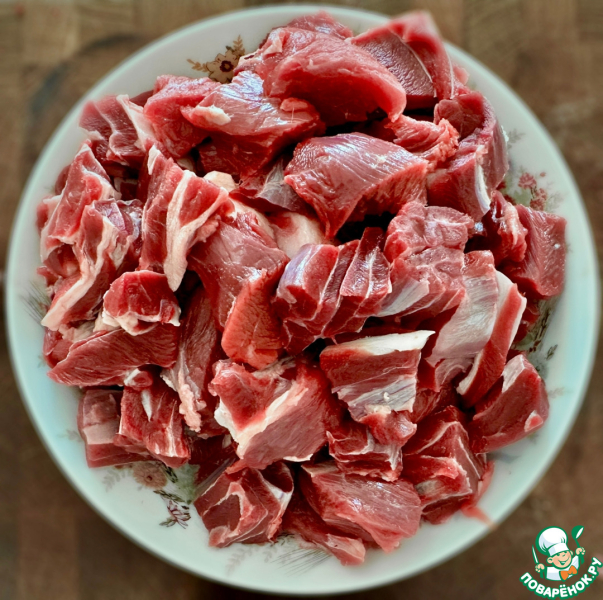 Голяшка говяжья томлёная с грибами в сливках