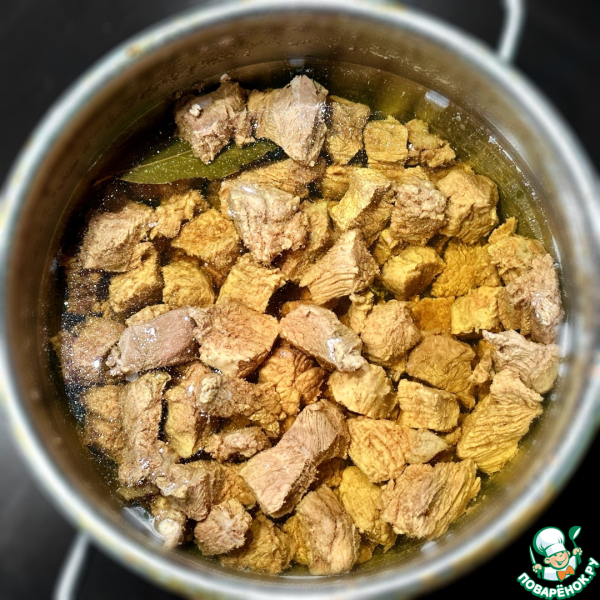 Голяшка говяжья томлёная с грибами в сливках