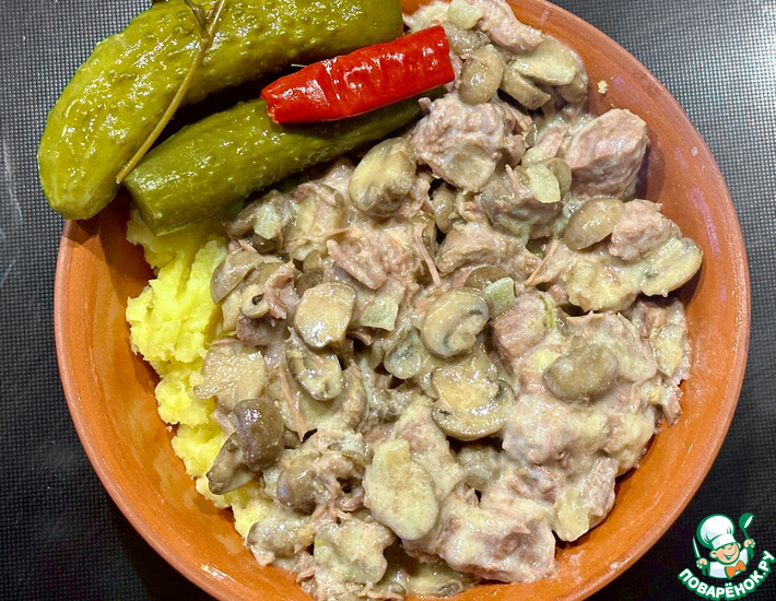 Голяшка говяжья томлёная с грибами в сливках