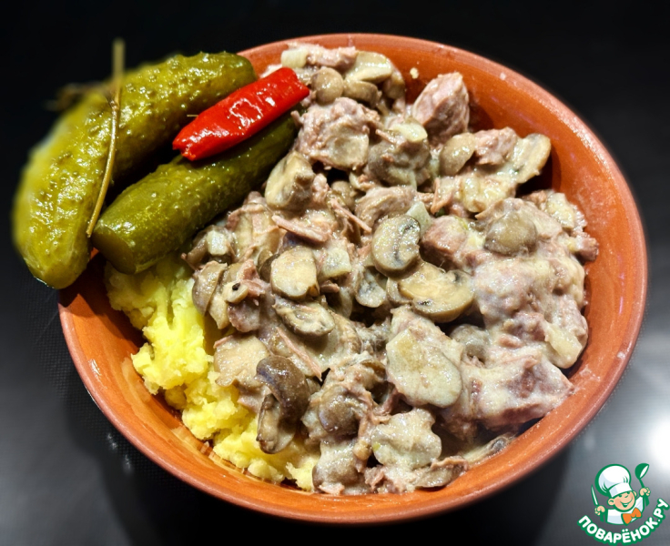 Голяшка говяжья томлёная с грибами в сливках