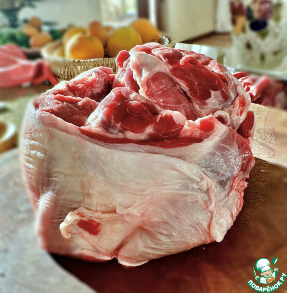 Голяшка говяжья томлёная с грибами в сливках