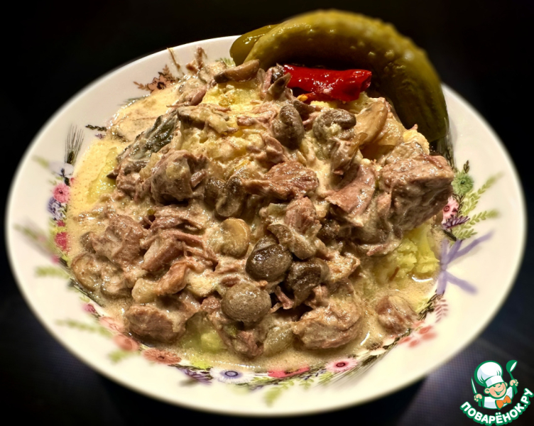 Голяшка говяжья томлёная с грибами в сливках